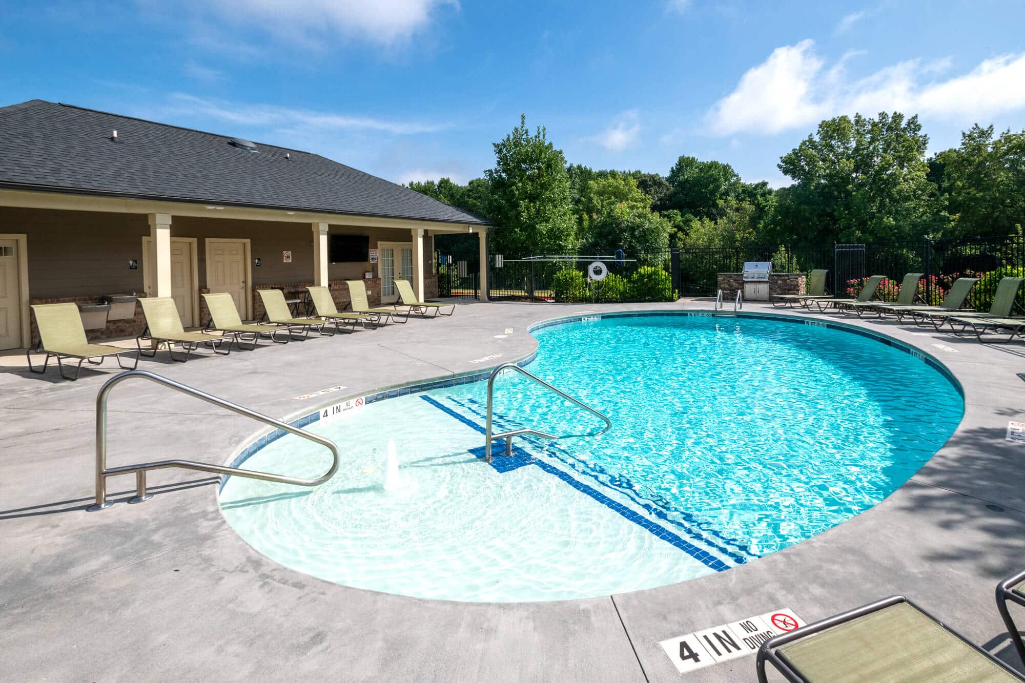 the-collective-at-kennesaw-apartments-near-ksu-sparkling-pool-poolside-grill